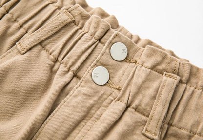 Beige Kinderhose mit elastischem Bund und Knöpfen, Baumwolle, bequem, modisch.