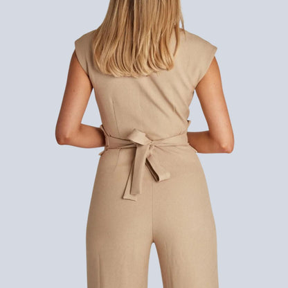 Frau in beige Jumpsuit mit Gürtel, ärmellos, Rückansicht, Mode, Damenbekleidung, elegant.