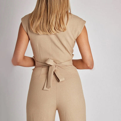 Frau in beige Jumpsuit mit Gürtel, ärmellos, Rückansicht, modisch, elegantes Design.