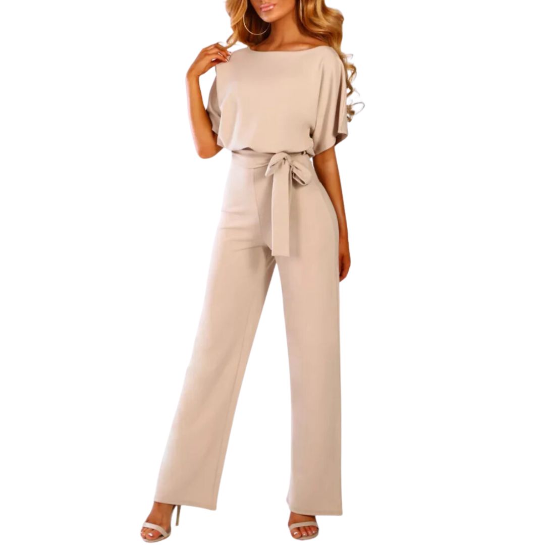 Eleganter beigefarbener Jumpsuit für Damen mit Gürtel, ideal für Sommermode und Freizeit.