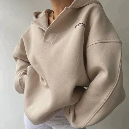 Beiger Oversize-Hoodie aus Baumwolle, lässiger Stil, ideal für Herbstmode, Damenbekleidung.