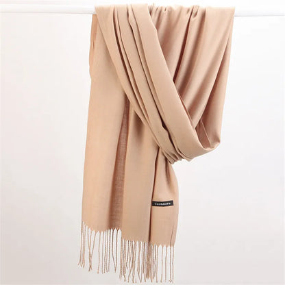 Beiger Kaschmirschal, weich, elegant, mit Fransen, ideal für Herbstmode und Winteraccessoires.