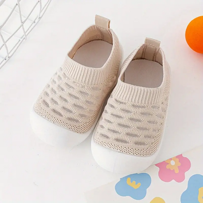 Beige Baby-Sneaker aus Strick mit weißer Sohle, rutschfest, atmungsaktiv, modisch.