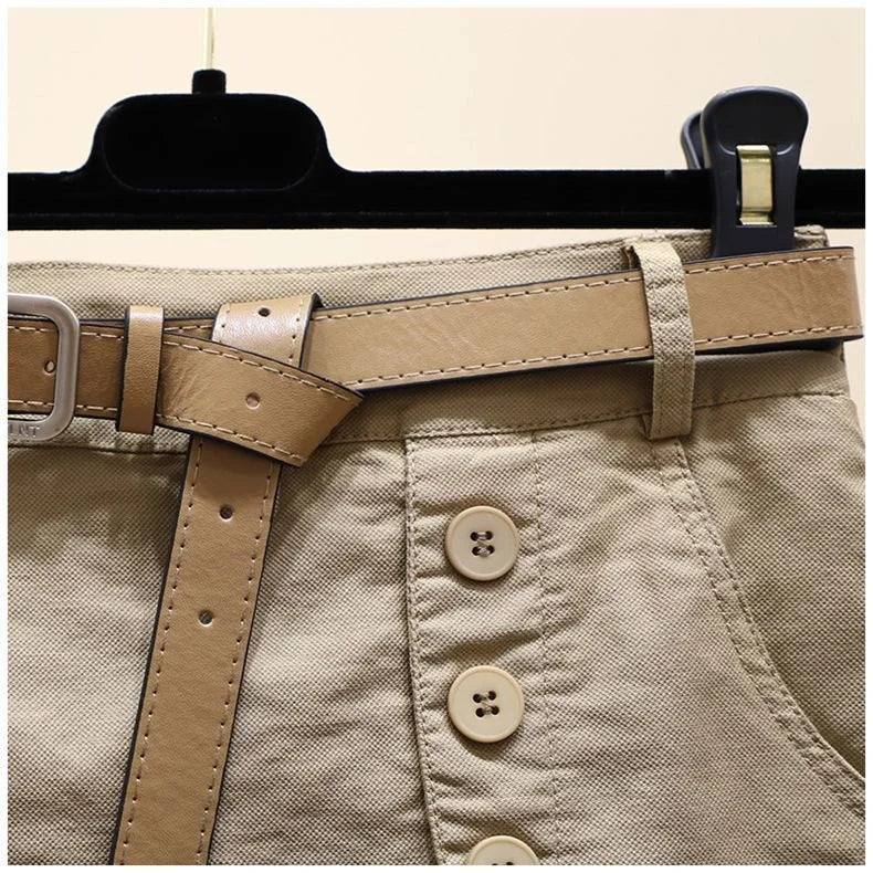 Beige Damenrock mit Knöpfen und Ledergürtel, elegantes Design, Baumwollstoff.