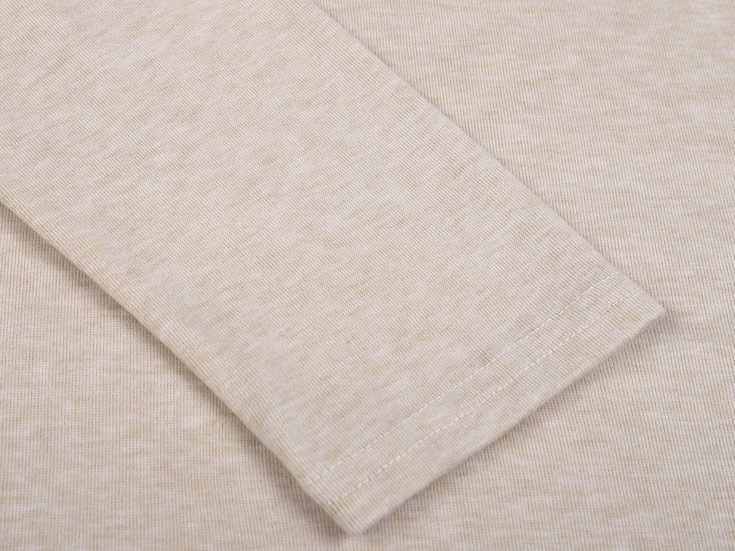 Beiges Langarmshirt aus Baumwolle, Nahaufnahme, weicher Stoff, modisches Design.