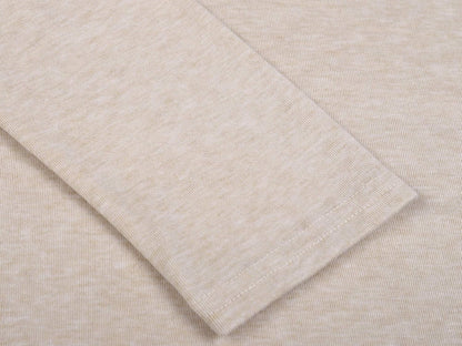 Beiges Langarmshirt aus Baumwolle, Nahaufnahme, weicher Stoff, modisches Design.