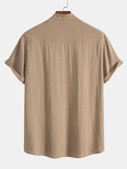 Beiges Herrenhemd aus Leinen, kurzärmelig, lässiger Stil, Rückansicht.