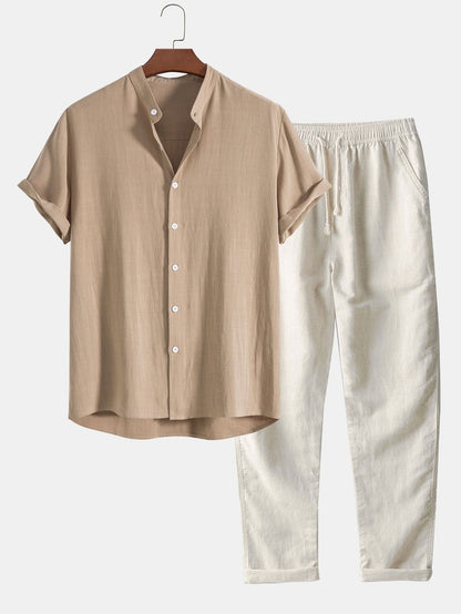 Beiges Leinenhemd und weiße Leinenhose auf Kleiderbügel, Sommermode, Herrenbekleidung.
