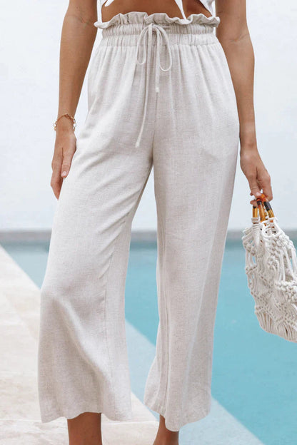 Beige Leinenhose Damen, weites Bein, hoher Bund, Sommermode, lässig, Pool-Hintergrund