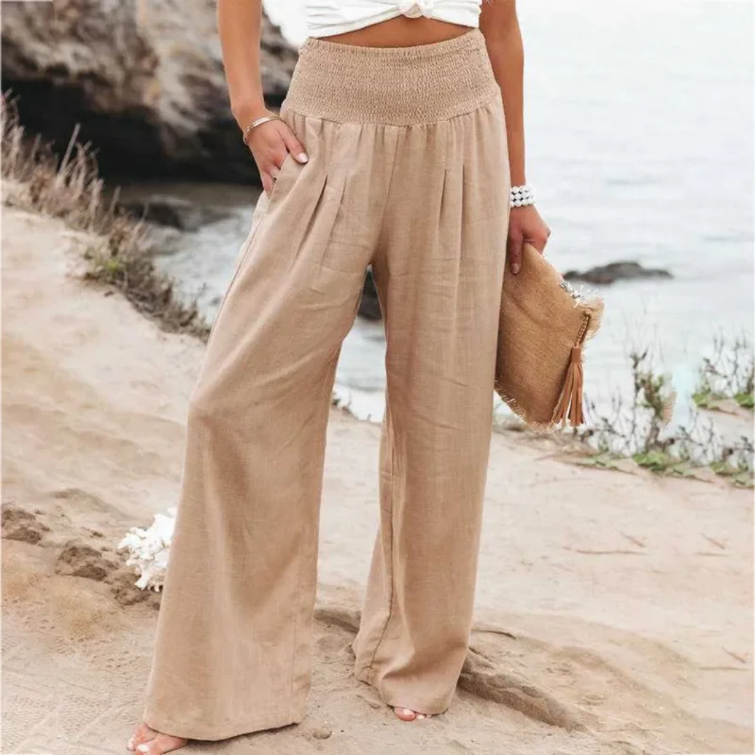 Frau in beigen Leinenhosen am Strand, Sommermode, lässiger Stil, Damenbekleidung.