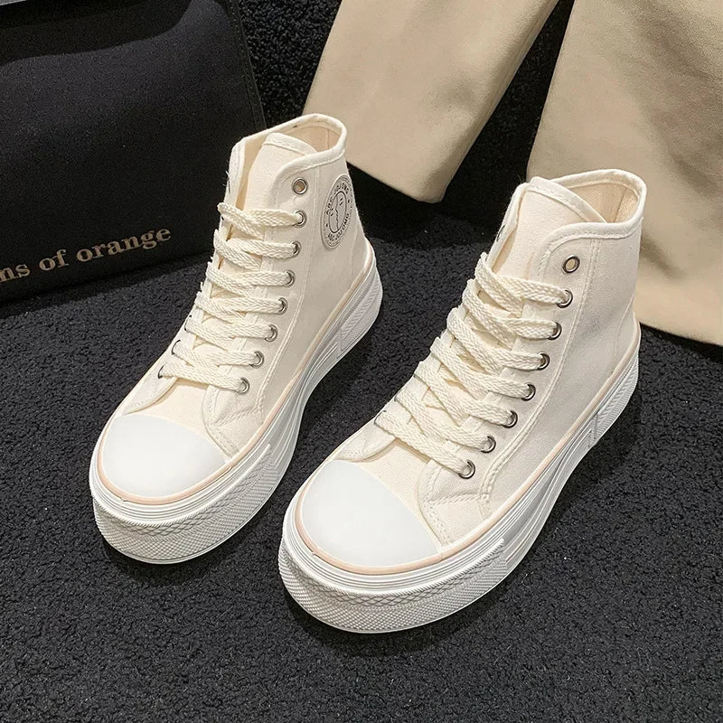Weiße High-Top-Sneaker aus Canvas mit Plateau-Sohle, modische Freizeitschuhe für Damen.