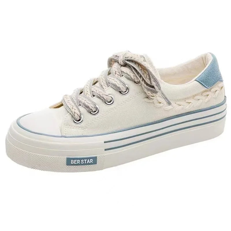 Weiße Damen-Sneaker mit Plateau, Segeltuch, geflochtene Details, modisch, bequem.