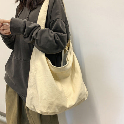 Frau mit beiger Baumwoll-Umhängetasche, lässiger Stil, modisches Accessoire, Streetwear.