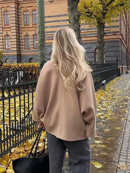Frau in beigem Mantel, Herbst, Stadtstraße, blonde Haare, modisch, lässig, Spaziergang.