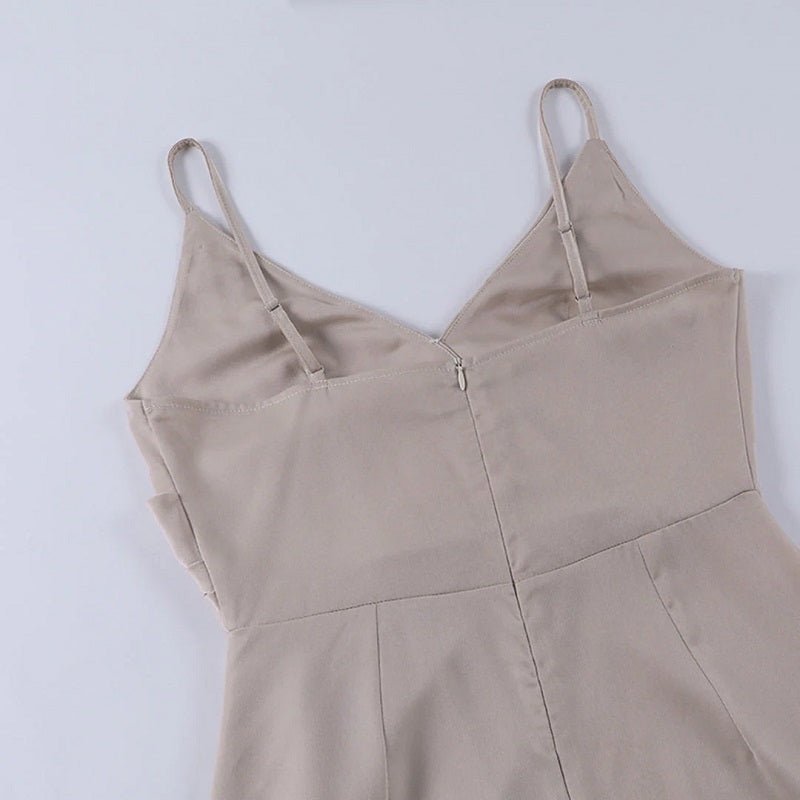 Beige Damenkleid mit Spaghettiträgern, elegantes Design, Sommermode, knielang.