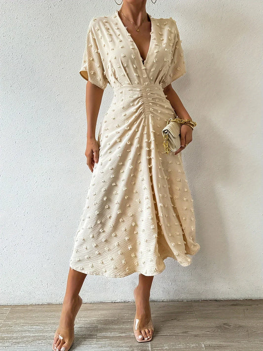 Elegantes cremefarbenes Midikleid mit V-Ausschnitt, kurzen Ärmeln und Raffung, ideal für Sommer.
