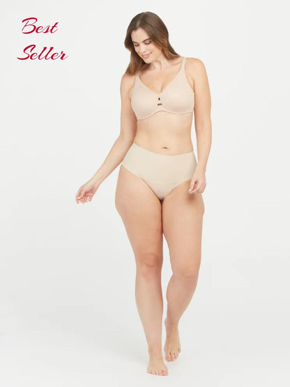 Frau trägt hautfarbenen Minimizer-BH und Slip, Bestseller, bequeme Unterwäsche.