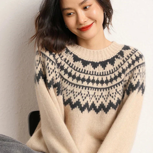 Frau trägt beige Strickpullover mit nordischem Muster, Wintermode, gemütlich, stilvoll.