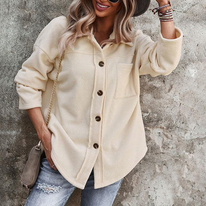 Damen Oversize Herbstjacke beige, stilvoll, bequem, mit Knöpfen, modisch, Freizeitkleidung.