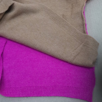 Beige und pinker Kaschmirpullover, weiches Material, luxuriöse Damenmode, Herbstkleidung.