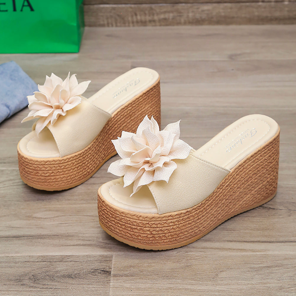 Beige Plateau-Sandalen mit Blumenapplikation, geflochtener Keilabsatz, Damenmode, Sommer.