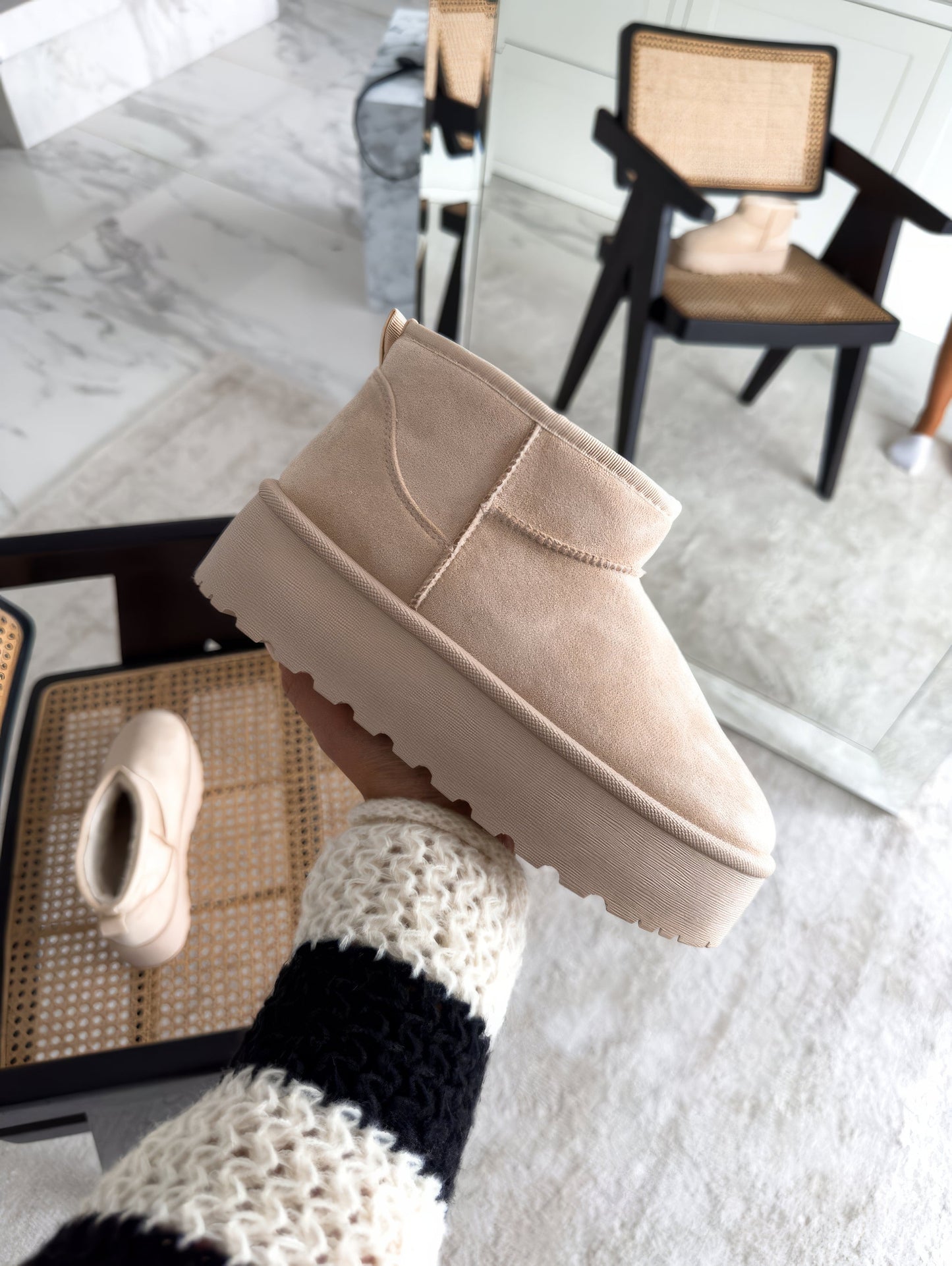 Beige Damenstiefelette aus Wildleder mit Plateau, modisch, bequem, Herbst-Winter-Schuh.
