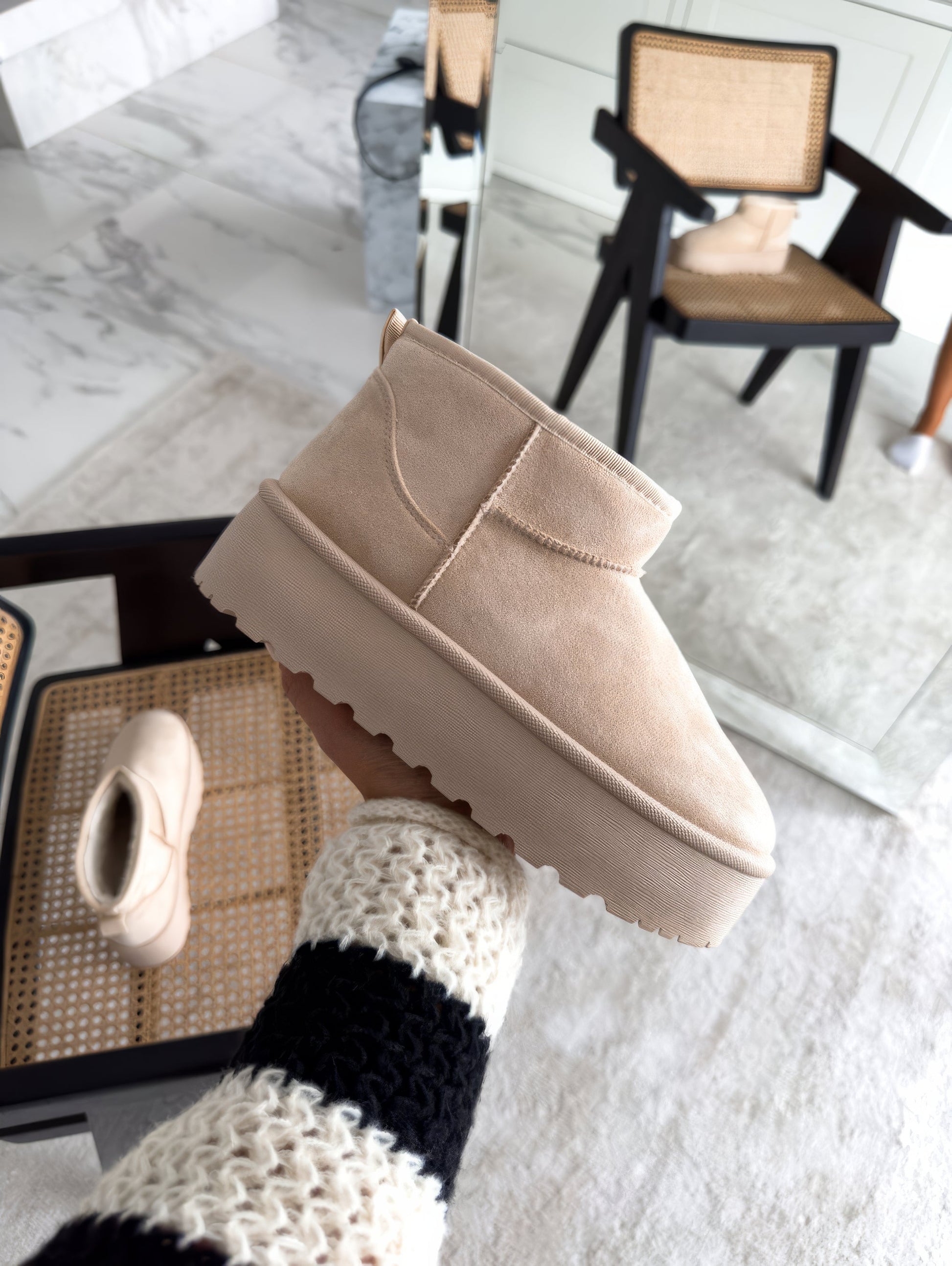 Beige Damenstiefelette aus Wildleder mit Plateau, modisch, bequem, Herbst-Winter-Schuh.