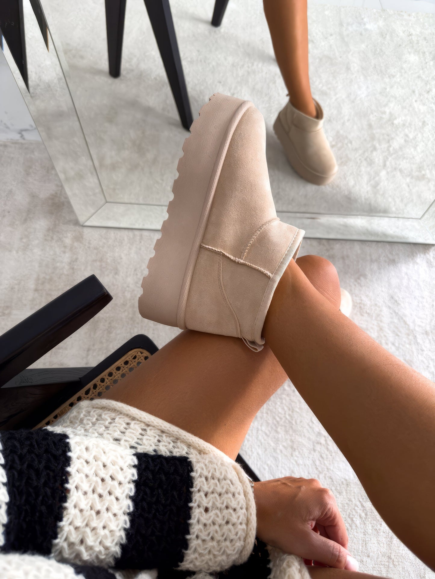 Beige Damenstiefel mit Plateau, Wildleder, modisch, bequem, reflektiert im Spiegel.