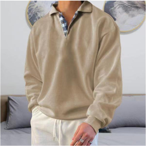 Beiger Herrenpullover mit Kragen, kariertes Innenfutter, lässiger Stil, Wohnzimmer-Hintergrund.