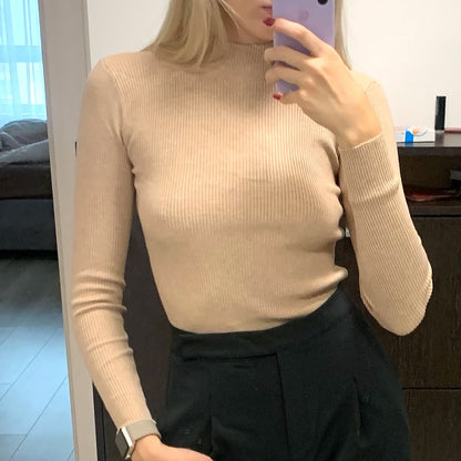 Frau in beigem Rollkragenpullover, Selfie, modisch, Herbstmode, Damenbekleidung, Innenraum.
