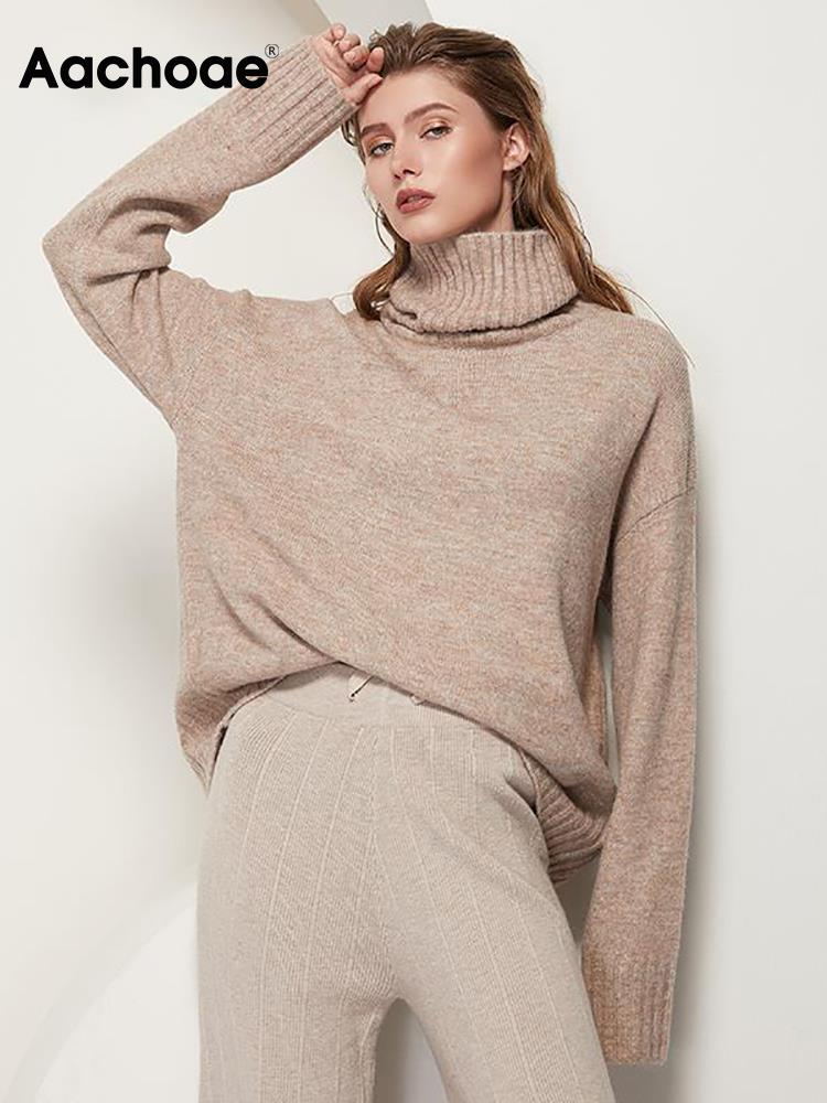 Frau in beigem Rollkragenpullover und gestreifter Hose, Aachoe Mode, Herbst-Winter-Look.