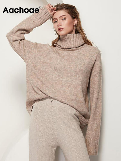 Frau in beigem Rollkragenpullover und gestreifter Hose, Aachoe Mode, Herbst-Winter-Look.