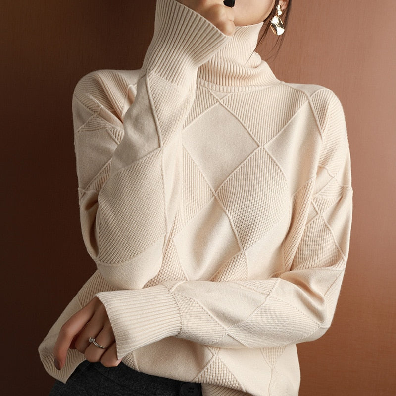 Damen Rollkragenpullover beige, Rautenmuster, Strick, elegant, Herbstmode, warm, stilvoll.