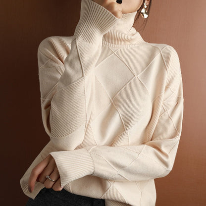 Damen Rollkragenpullover beige, Rautenmuster, Strick, elegant, Herbstmode, warm, stilvoll.