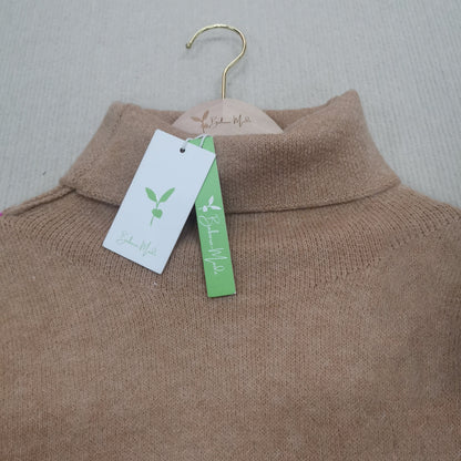 Beiger Rollkragenpullover aus Kaschmir, Bethany Wills, auf Holzkleiderbügel mit Etikett.
