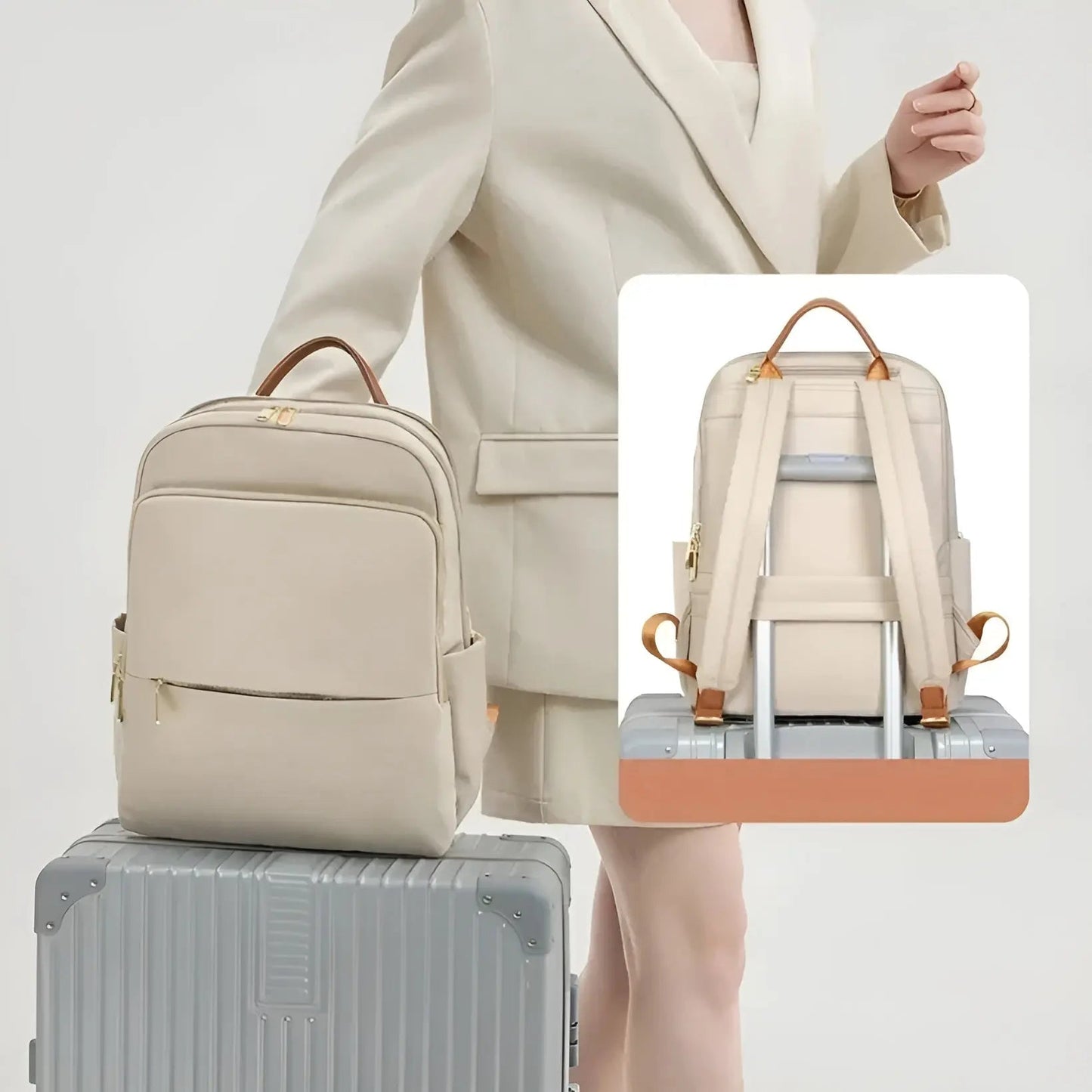 Beiger Rucksack auf Koffer, Damenanzug, stilvoll, Reisegepäck, Handgepäck, elegantes Design.