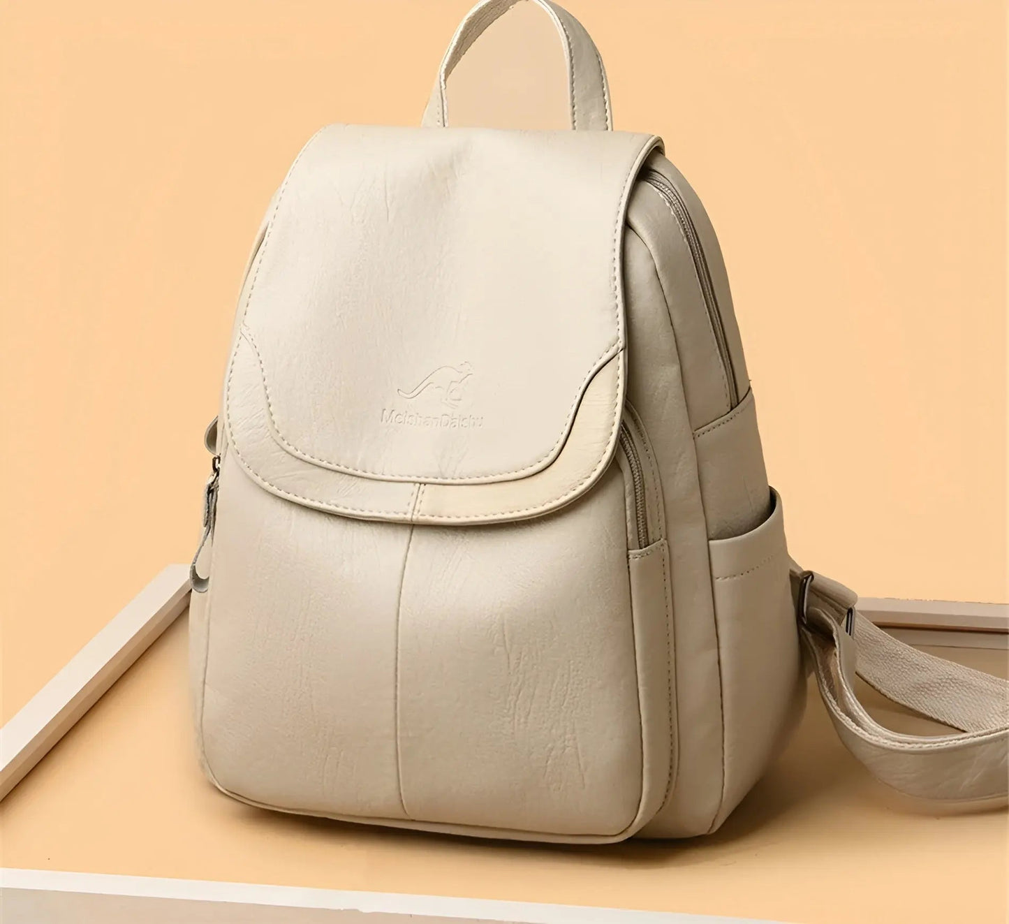 Beiger Damenrucksack aus Leder, stilvoll und praktisch, ideal für Alltag und Reisen.