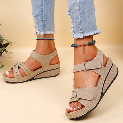 Beige Damen-Sandalen mit Keilabsatz, Klettverschluss, bequem, modisch, Sommermode.