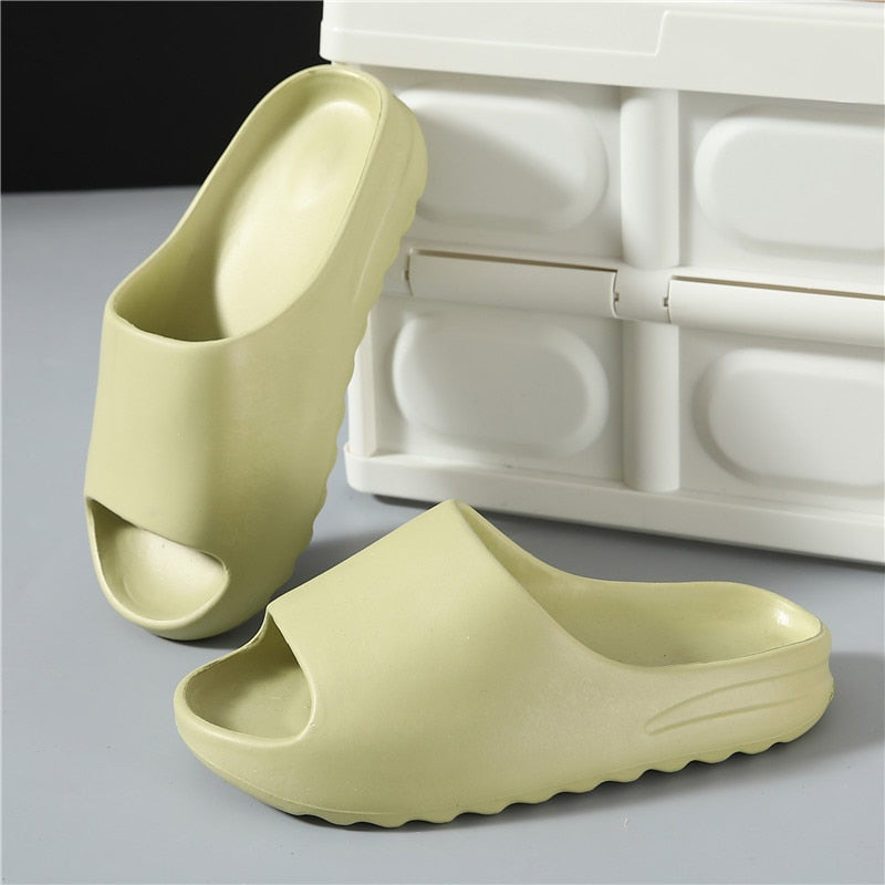 Beige Badeschlappen aus Gummi, rutschfest, bequem, für Damen und Herren, modernes Design.
