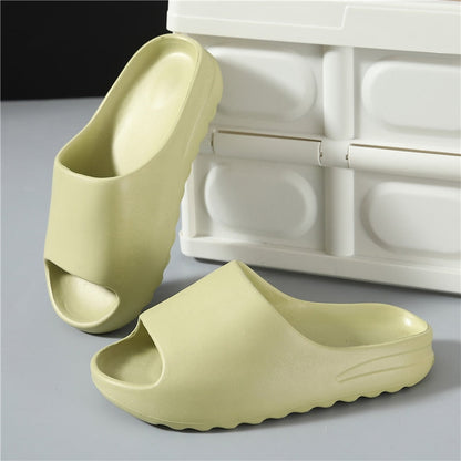 Beige Badeschlappen aus Gummi, rutschfest, bequem, für Damen und Herren, modernes Design.