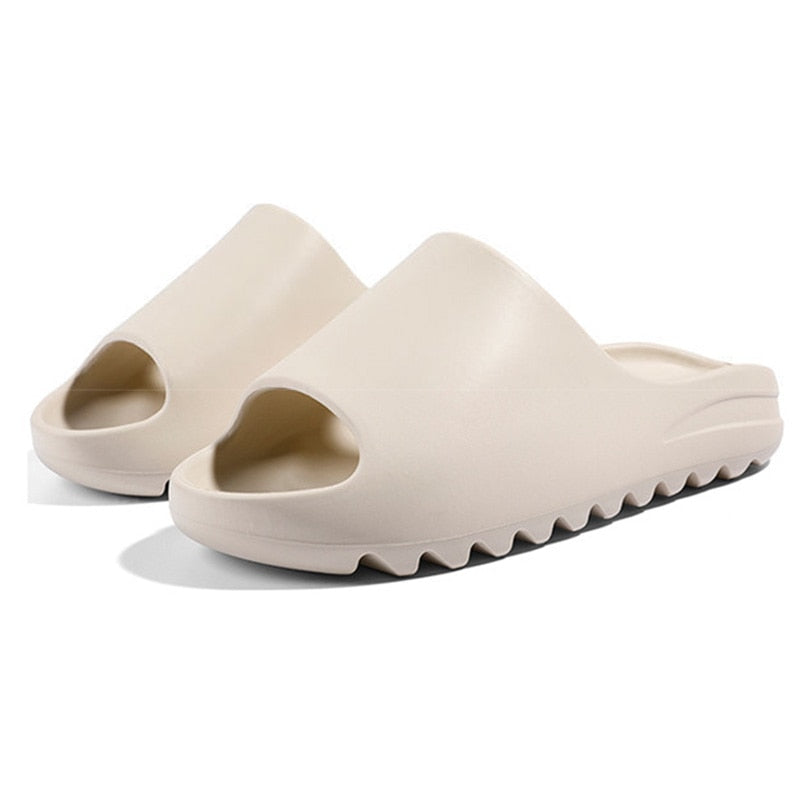 Beige Badeschlappen, rutschfest, Unisex, EVA-Material, für Strand oder Pool.
