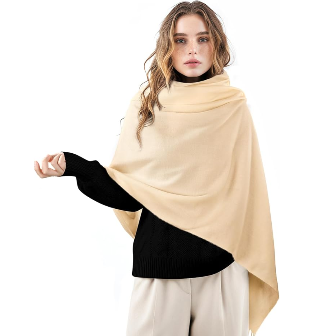 Frau mit beigem Kaschmirschal, schwarzem Pullover, eleganter Herbstmode, Damenbekleidung.
