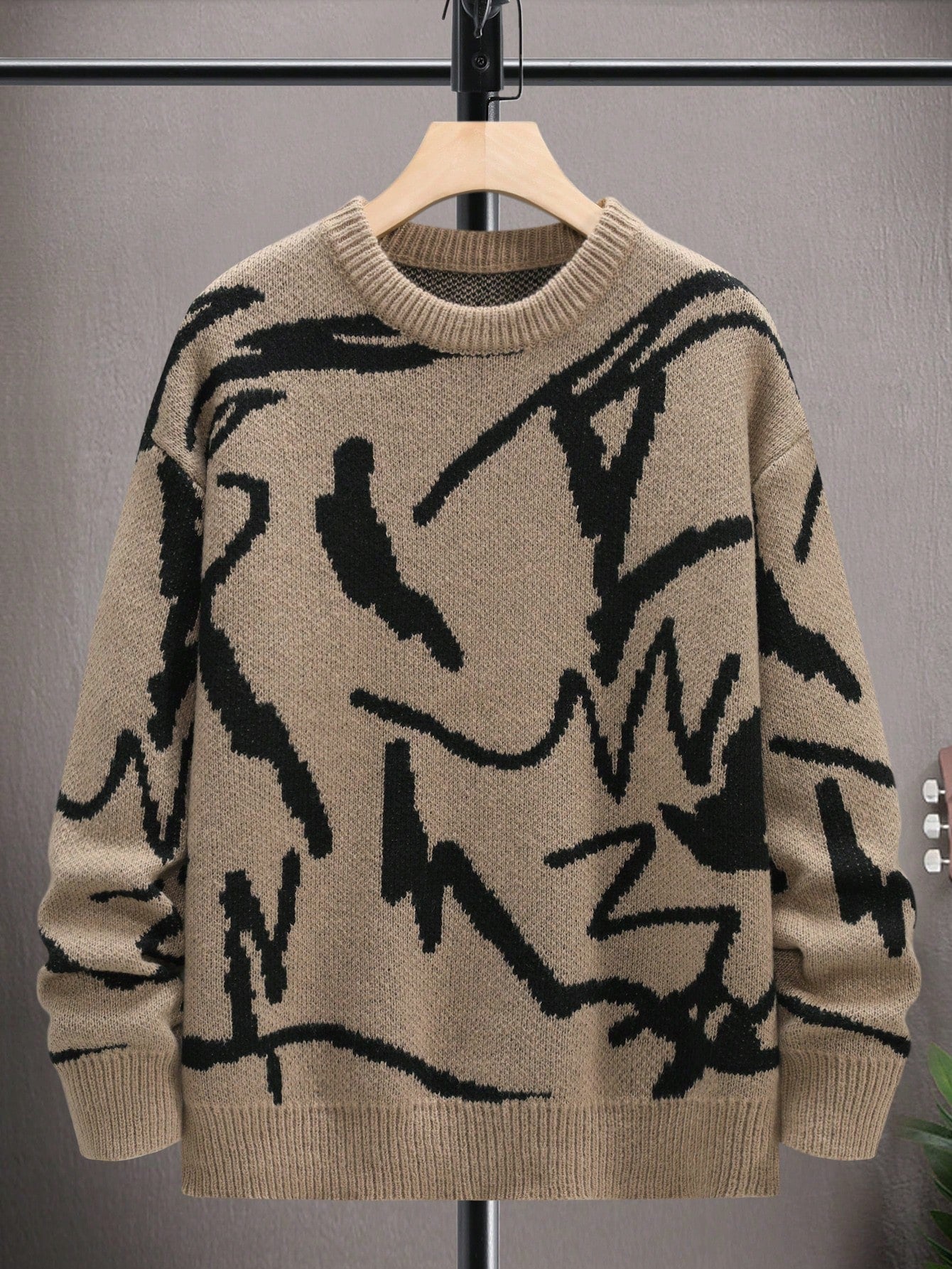 Beiger Strickpullover mit schwarzem abstraktem Muster, Herrenmode, Winterkleidung, gemütlich.