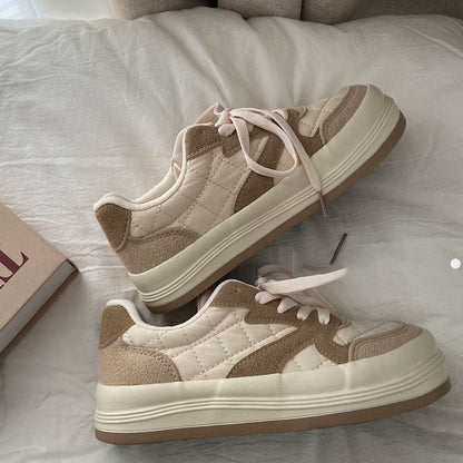 Beige Sneaker aus Wildleder und Stoff, Damen, mit dicker Sohle, modisch und bequem.