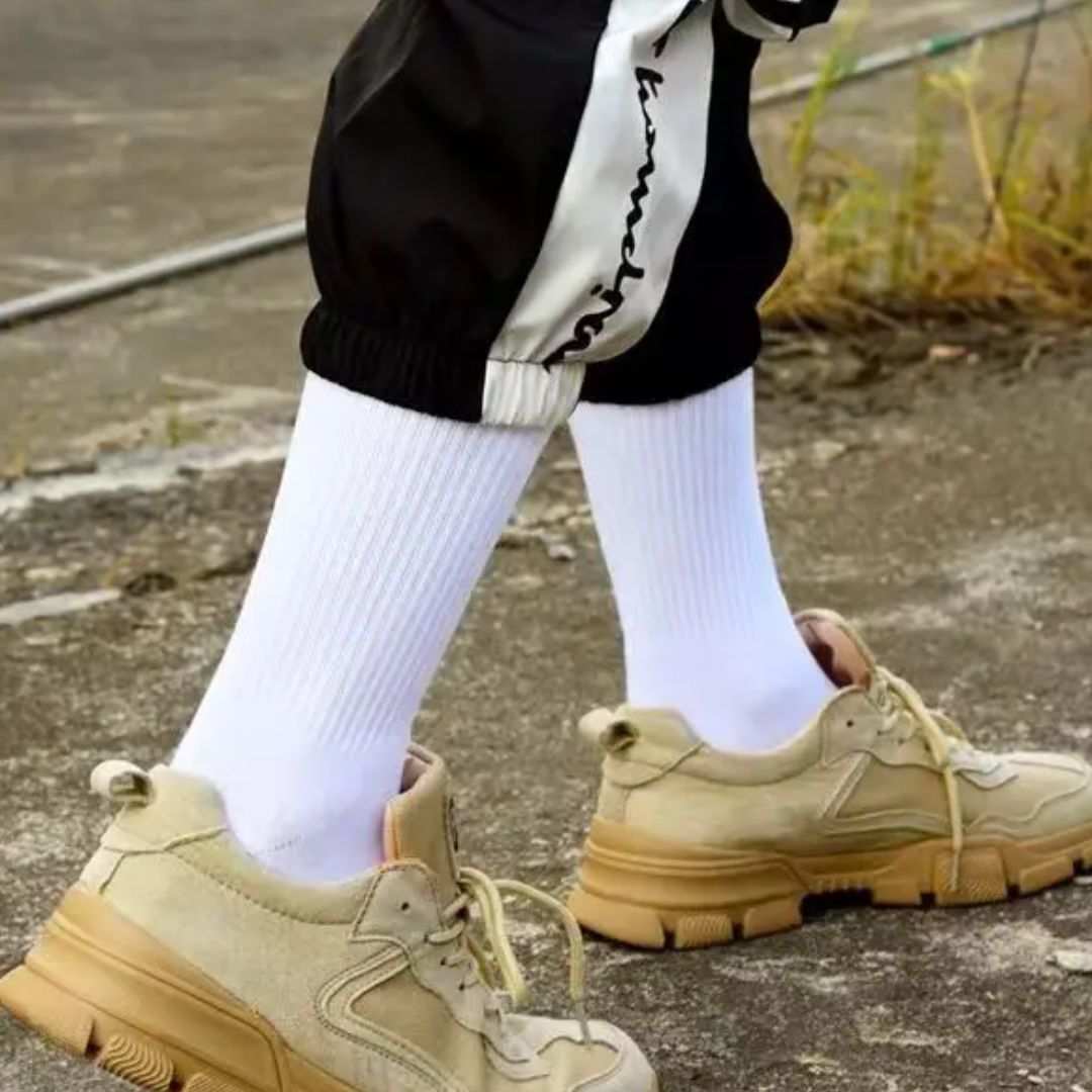 Beige Sneaker aus Wildleder, Herrenmode, lässiger Stil, Outdoor, weiße Socken, Jogginghose.