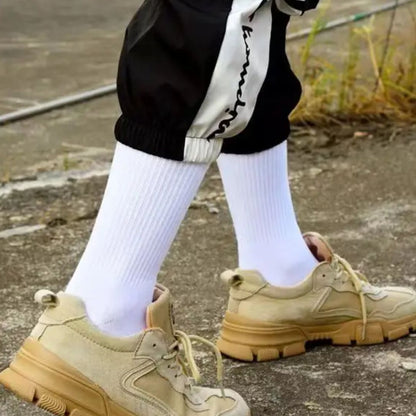 Beige Sneaker aus Wildleder, Herrenmode, lässiger Stil, Outdoor, weiße Socken, Jogginghose.