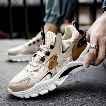 Beige Sneaker mit Mesh-Obermaterial, schwarzem Akzent, sportlich, modisch, Herren-Freizeitschuh.