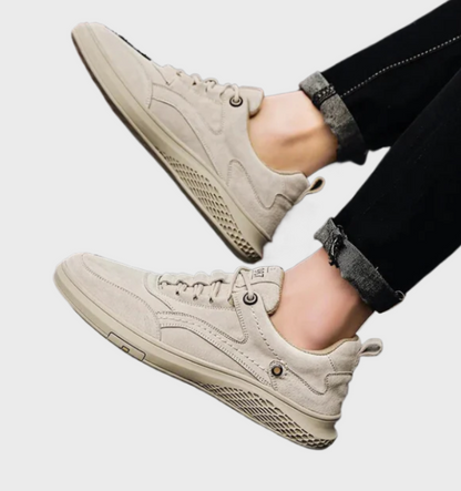 Beige Sneaker aus Wildleder, Herrenmode, lässiger Stil, bequeme Freizeitschuhe, Straßenmode.