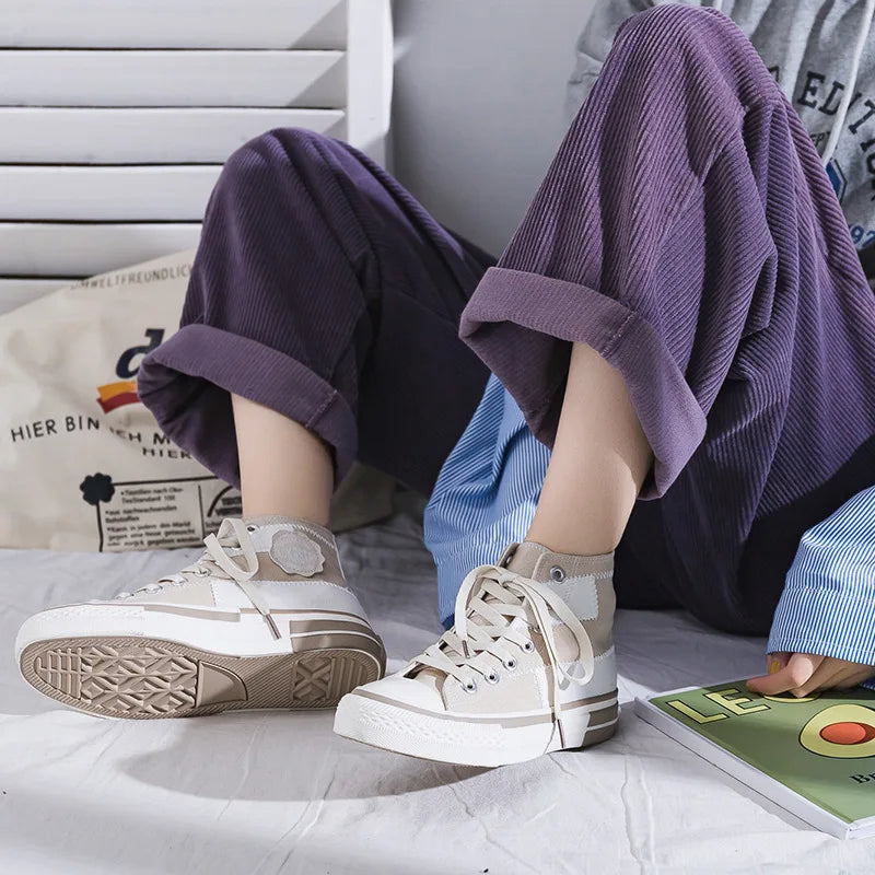Damen-Sneaker beige, hohe Sohle, lässig, Cordhose lila, modisch, bequem, Freizeitkleidung.