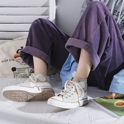 Damen-Sneaker beige, hohe Sohle, lässig, Cordhose lila, modisch, bequem, Freizeitkleidung.